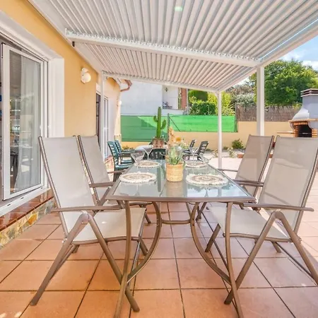 Vila Sleeps 8 Pool Wifi