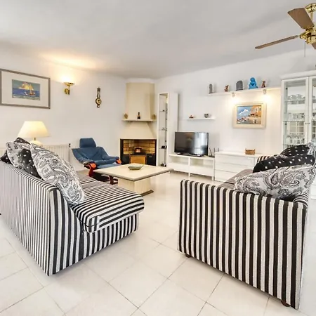 Sleeps 8 Pool Wifi Villa