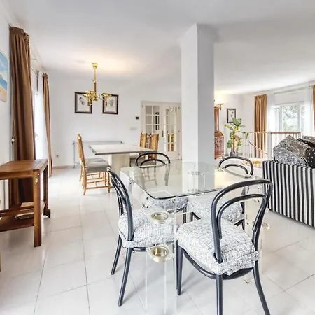 Sleeps 8 Pool Wifi Villa